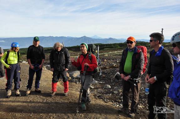 Nosso guia Hector dá as últimas instruções ao grupo antes do início da subida do vulcão Villarrica, região de Pucón, no sul do Chile